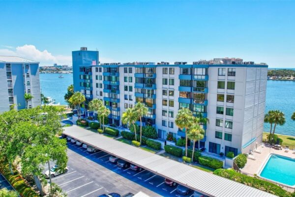 $335,000 : 255 Dolphin Pt Apt 809, Clearwater Beach, Clearwater, FL
